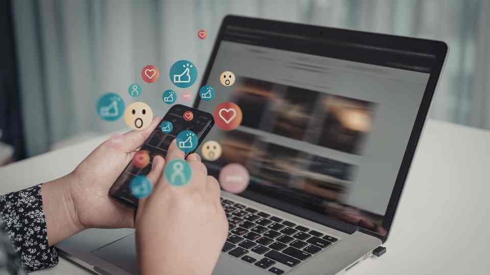 what social medai does?